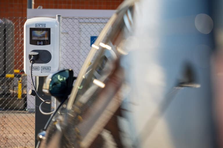 Oomi Solar ja Nero-Lataus solmivat liiketoimintakaupan: Oomi Solarin sähköautojen latauspalvelut siirtyvät Nero-Lataukselle