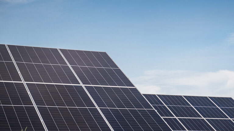 Oomi Solar toimittaa kolme aurinkopuistoa Suomen Aurinkovoimalle – yhteistyön ensimmäiset hankkeet etenevät rakennusvaiheeseen