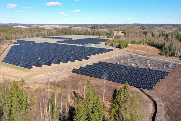 Kolmen aurinkopuiston rakentaminen etenee suunnitellusti kohti käyttöönottoa