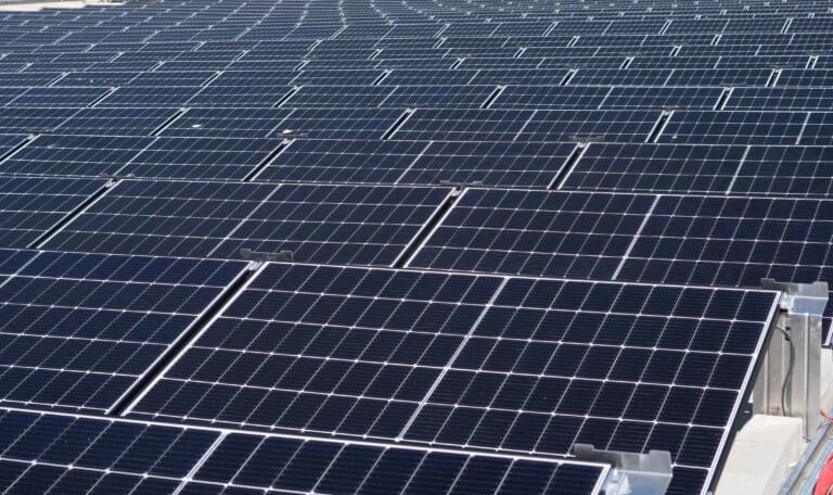 Kaupan katolla käy hiljainen työ – Oomi Solar ja S-ryhmä rakentavat aurinkovoimasta kannattavaa arkea